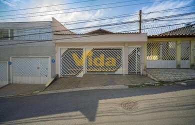 Imagem: A casa possui 4 Dormitórios, 2 Banheiros, 3 Vagas na garagem