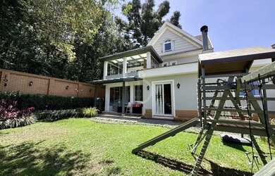 Imagem: A casa em condomínio possui 4 Dormitórios, 5 Banheiros, 4