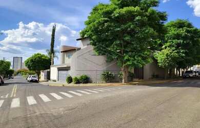 Imagem: A casa possui 4 Dormitórios, 2 Banheiros, 4 Vagas na garagem