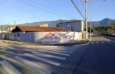 Imagem: A casa possui 3 Dormitórios, 3 Banheiros, 5 Vagas na garagem