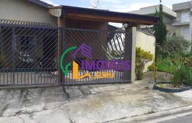 Imagem: A casa possui 3 Dormitórios, 2 Banheiros, 2 Vagas na garagem