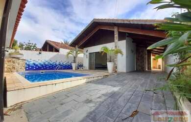 Imagem: A casa possui 2 Dormitórios, 1 Banheiro, 3 Vagas na garagem