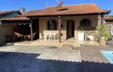 Imagem: A casa possui 3 Dormitórios, Acomodam 12 pessoas, 3 Vagas na