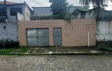 Imagem: A casa possui 3 Dormitórios, 2 Banheiros, 1 Vaga na garagem