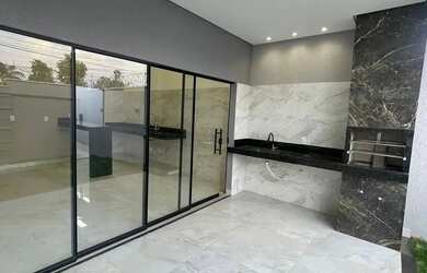 Imagem: A casa possui 2 Dormitórios, 2 Banheiros, 2 Vagas na garagem