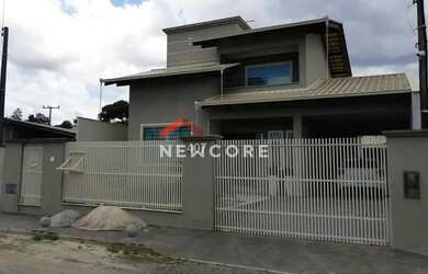 Imagem: A casa possui 3 Dormitórios, 3 Banheiros, 2 Vagas na garagem