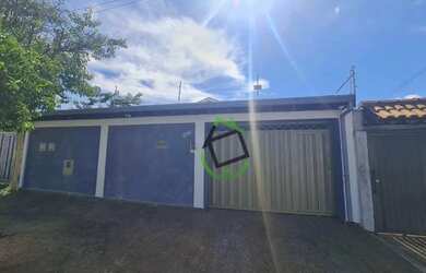 Imagem: A casa possui 3 Dormitórios, 2 Banheiros, 200m² de Área e