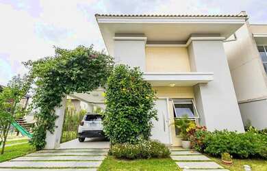 Imagem: A casa em condomínio possui 4 Dormitórios, 5 Banheiros, 3