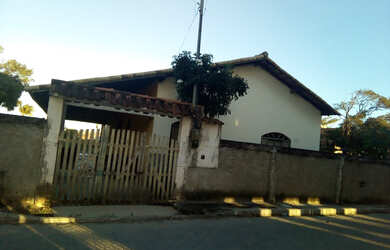 Imagem: A casa possui 3 Dormitórios, 1 Banheiro, 2 Vagas na garagem