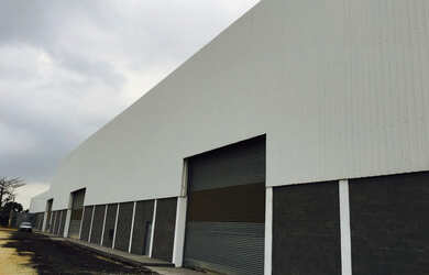 Imagem: O depósito possui 5 Vagas na garagem e 15000m² de Área e