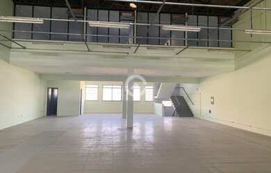 Imagem: O depósito possui 5 Vagas na garagem, 611m² de Área e está