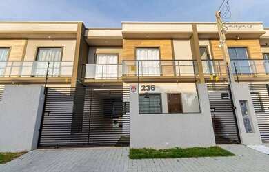 Imagem: A casa possui 3 Dormitórios, 1 Banheiro, 2 Vagas na garagem