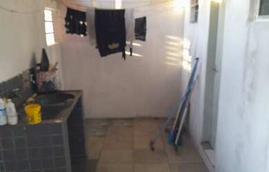 Imagem: A casa possui 1 Dormitório, 1 Banheiro, 1 Vaga na garagem e