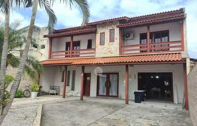 Imagem: A casa possui 3 Dormitórios, 2 Banheiros, 2 Vagas na garagem