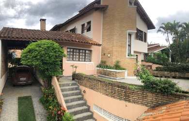 Imagem: A casa possui 4 Dormitórios, 3 Banheiros, 5 Vagas na garagem