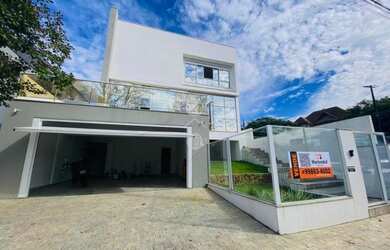 Imagem: A casa possui 4 Dormitórios, 4 Banheiros, 3 Vagas na garagem