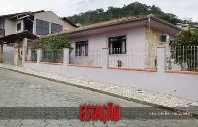 Imagem: A casa possui 3 Dormitórios, 3 Banheiros, 1 Vaga na garagem