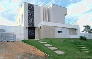 Imagem: A casa em condomínio possui 5 Dormitórios, 5 Banheiros, 4