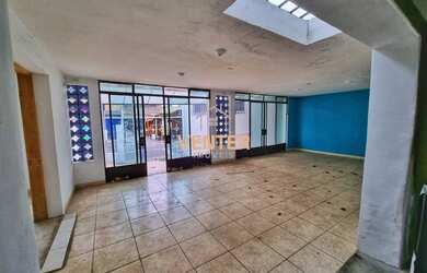 Imagem: A casa possui 1 Dormitório, 2 Banheiros, 5 Vagas na garagem