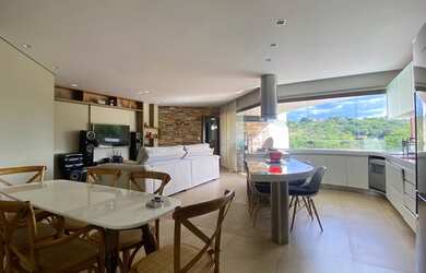 Imagem: A casa em condomínio possui 4 Dormitórios, 4 Banheiros, 5