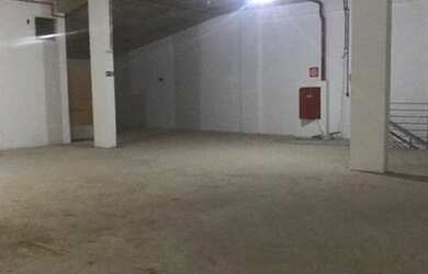 Imagem: O depósito possui 5 Vagas na garagem, 318m² de Área e está