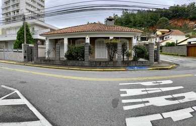 Imagem: A casa possui 4 Dormitórios, 2 Banheiros, 2 Vagas na garagem