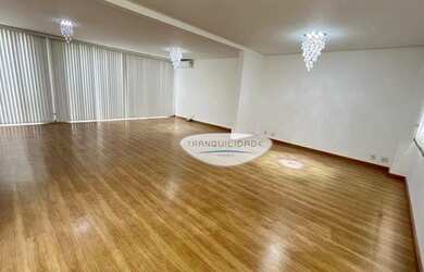 Imagem: A casa em condomínio possui 4 Dormitórios, 4 Banheiros, 5