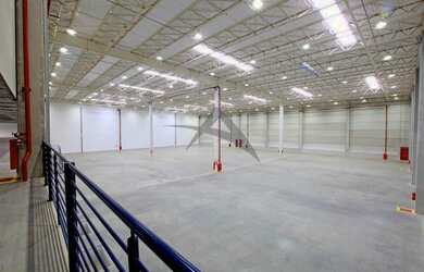 Imagem: O depósito possui 3 Vagas na garagem e 1798m² de Área e está