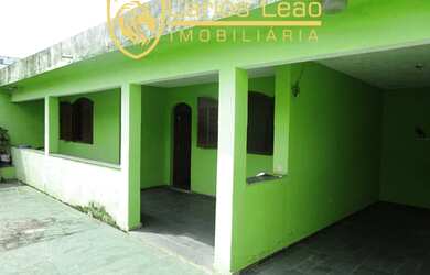 Imagem: A casa possui 3 Dormitórios, 2 Banheiros, 2 Vagas na garagem