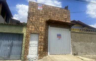 Imagem: A casa possui 4 Dormitórios, 2 Banheiros, 3 Vagas na garagem