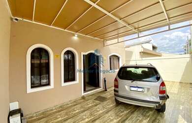 Imagem: A casa possui 5 Dormitórios, 4 Banheiros, 4 Vagas na garagem