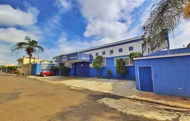 Imagem: O depósito possui 5 Vagas na garagem e 1944m² de Área e está