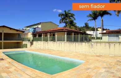 Imagem: A casa possui 3 Dormitórios, 2 Banheiros, 5 Vagas na garagem