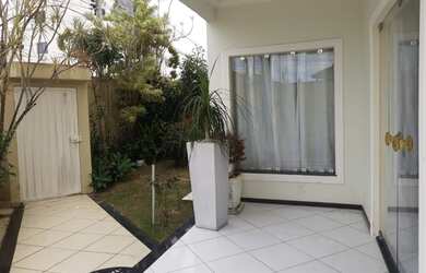 Imagem: A casa possui 3 Dormitórios, 3 Banheiros, 4 Vagas na garagem