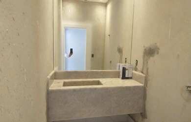 Imagem: A casa em condomínio possui 4 Dormitórios, 5 Banheiros, 4