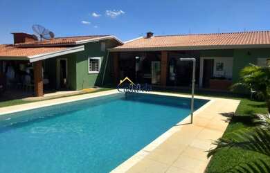 Imagem: A casa possui 3 Dormitórios, 2 Banheiros, 5 Vagas na garagem