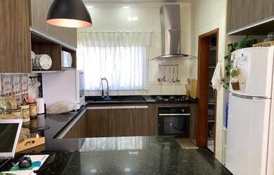 Imagem: A casa em condomínio possui 4 Dormitórios, 2 Banheiros, 3