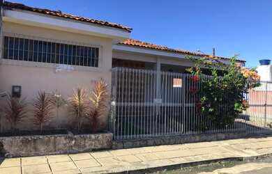 Imagem: A casa possui 4 Dormitórios, 3 Banheiros, 1 Vaga na garagem