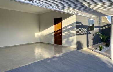 Imagem: A casa possui 3 Dormitórios, 2 Banheiros, 2 Vagas na garagem