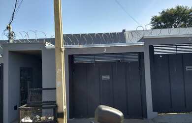 Imagem: A casa possui 2 Dormitórios, 1 Banheiro, 1 Vaga na garagem