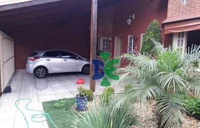 Imagem: A casa possui 3 Dormitórios, 1 Banheiro, 2 Vagas na garagem