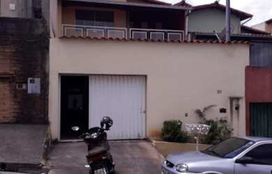 Imagem: A casa possui 3 Dormitórios, 2 Banheiros, 176m² de Área e