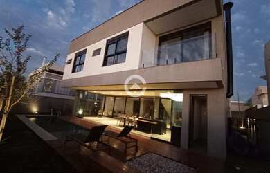 Imagem: A casa em condomínio possui 5 Dormitórios, 5 Banheiros, 4