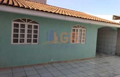 Imagem: A casa possui 2 Dormitórios, 1 Banheiro, 2 Vagas na garagem