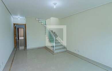 Imagem: A casa possui 3 Dormitórios, 3 Banheiros, 2 Vagas na garagem