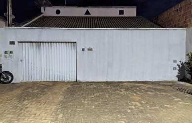 Imagem: A casa possui 3 Dormitórios, 2 Banheiros e está localizado