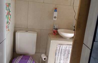 Imagem 6: Casa grande. Varanda, Guarda roupa, 1 Banheiroe2 Dormitórios