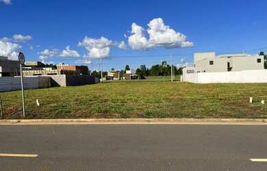 Imagem: O terreno possui 305m² de Área e está localizado em Terras