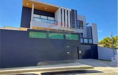 Imagem: A casa possui 4 Dormitórios, 4 Banheiros, 5 Vagas na garagem