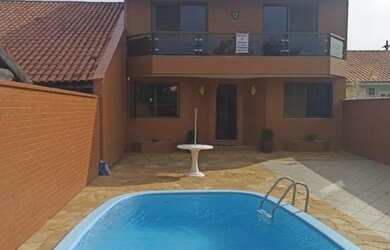 Imagem: A casa possui 3 Dormitórios, 3 Banheiros, 4 Vagas na garagem